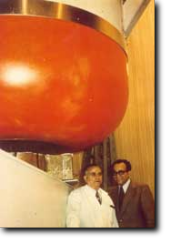 Priore and Pr Pautrizel under the apparatus
